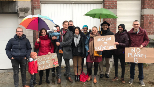 Quelques manifestants chez Marghem pour faire entendre leurs voix sur le climat