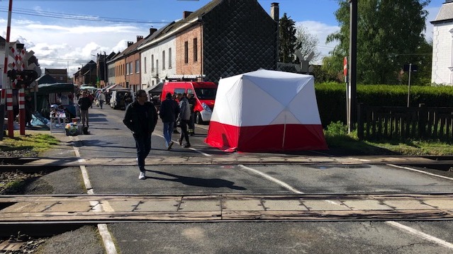 Drame à la brocante de Ligne : une dame décède, heurtée par un train