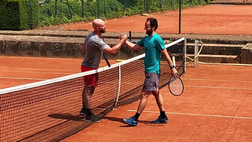 L'inspecteur Le Brun remporte le titre de champion au tournoi de tennis interpolice