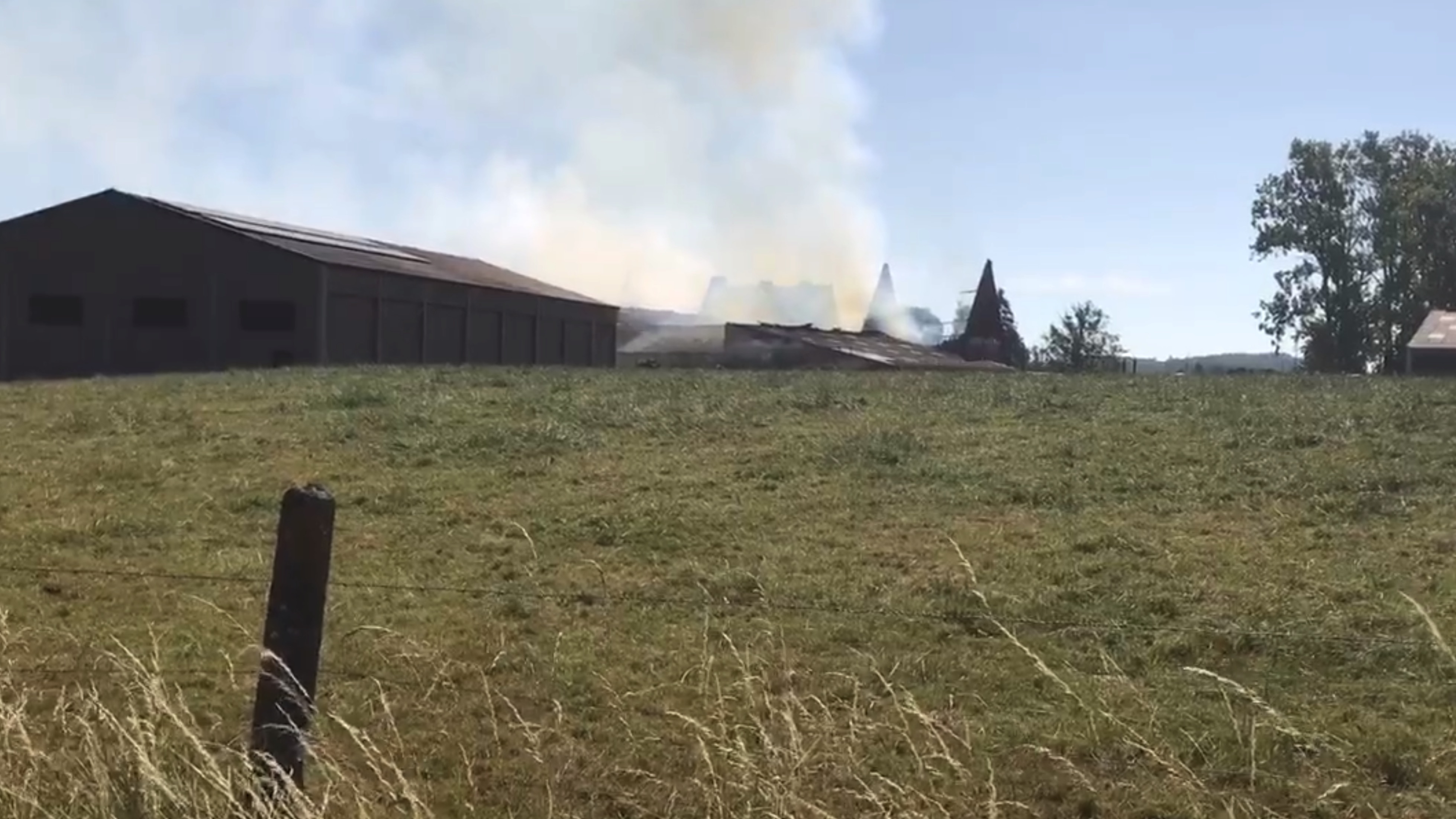 Une exploitation agricole en proie aux flammes à Oeudeghien