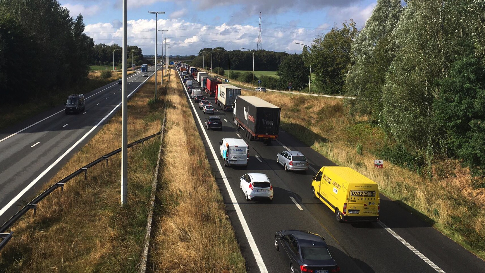 E403: d'importants embouteillages suite à un accident dans le sens Tournai-Mouscron