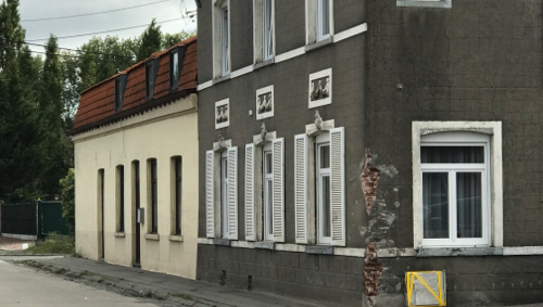 Une voiture dans une façade : le conducteur est décédé