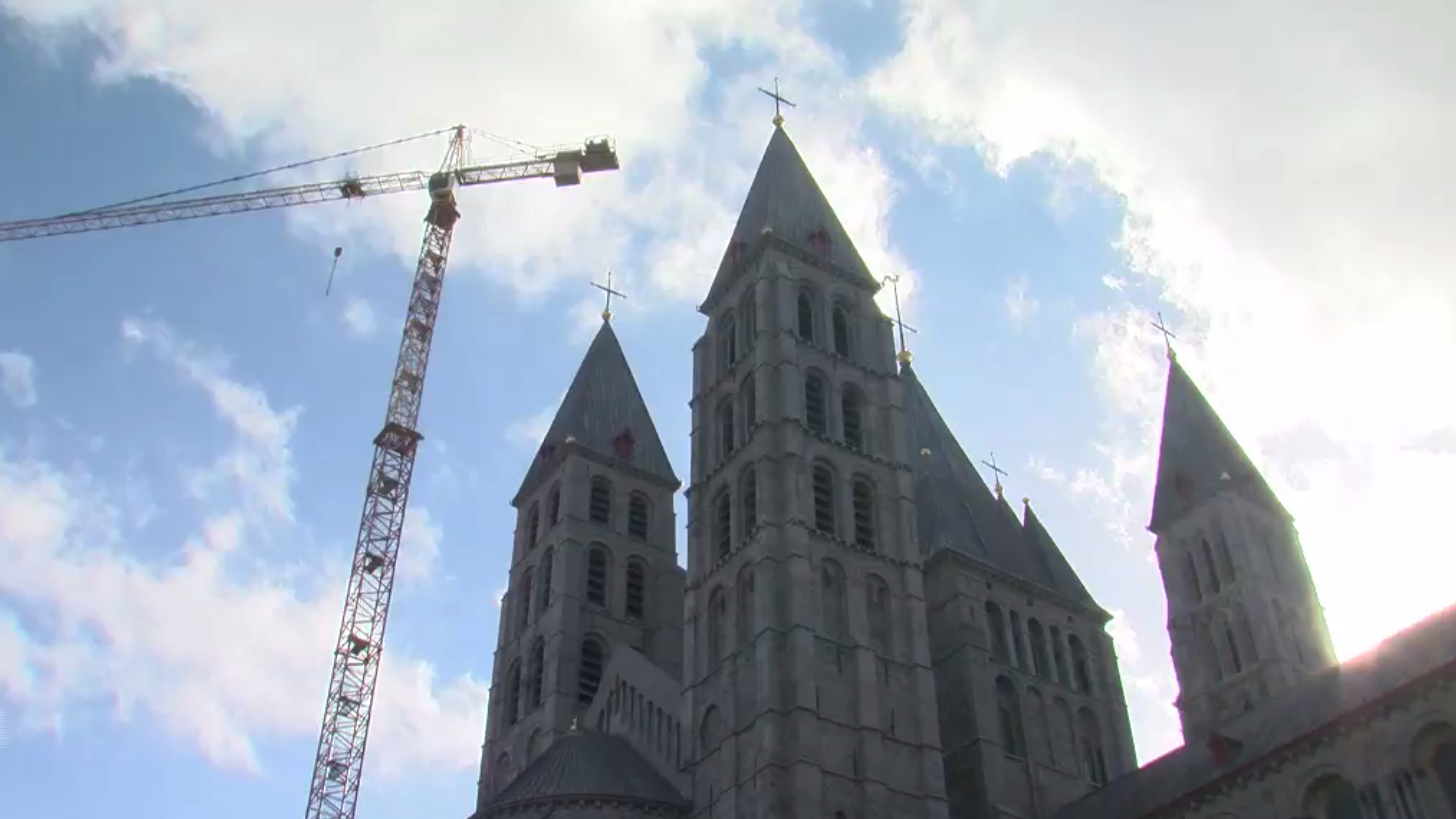 Tournai: l’imposante grue du chantier de la cathédrale va enfin disparaitre du paysage