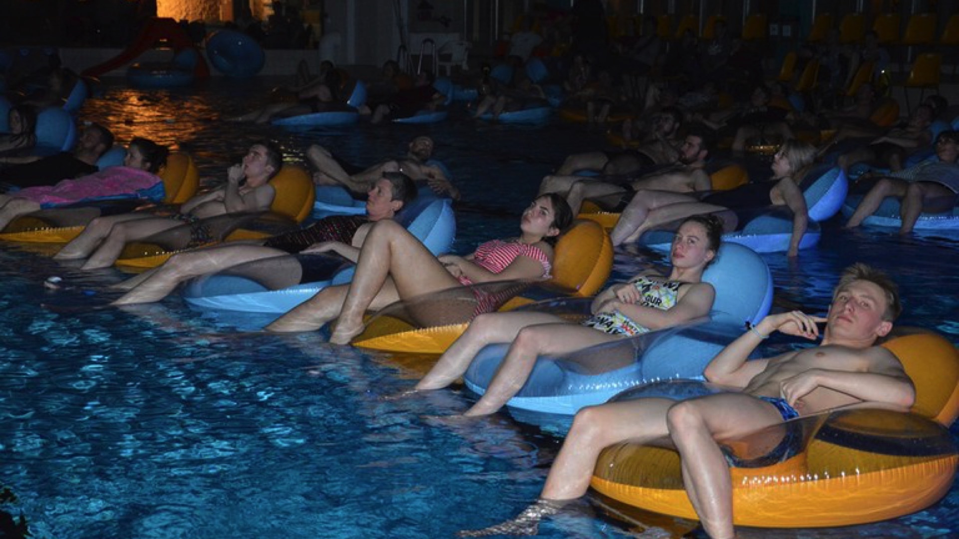 Se baigner en regardant un film, c'est possible à la piscine «Aqua-Lys» de Comines