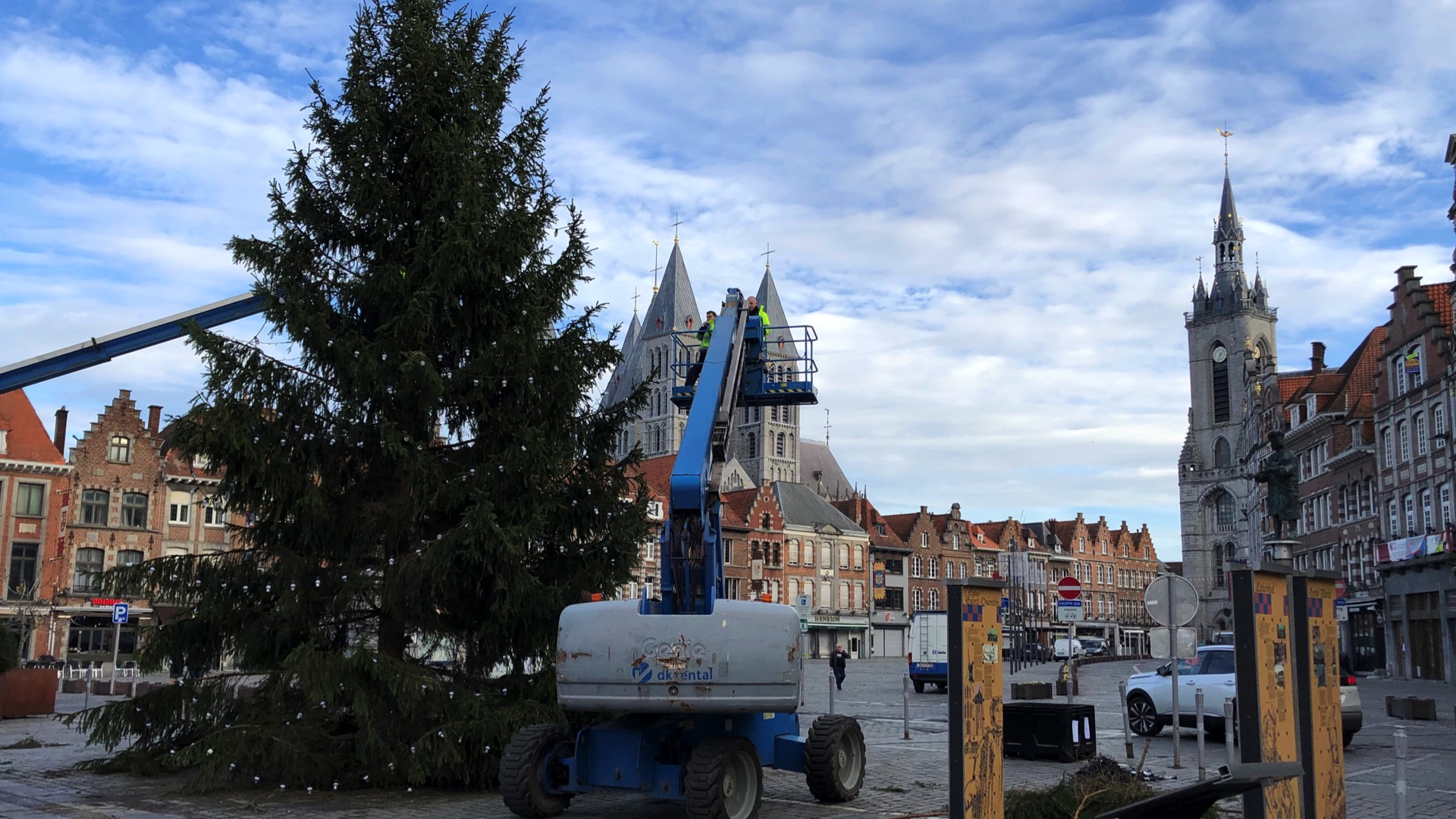 Tournai: le sapin de Noël est arrivé sur la Grand-Place