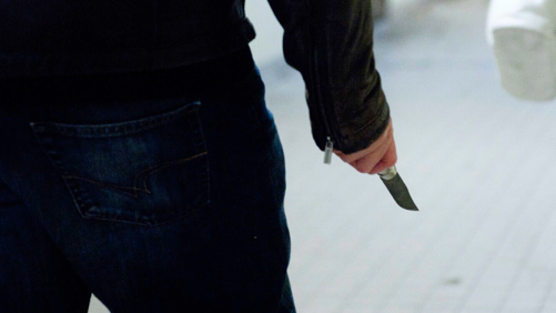Un homme, séparé de sa femme, porte trois coups de couteau dans le dos du concubin de son ex-épouse