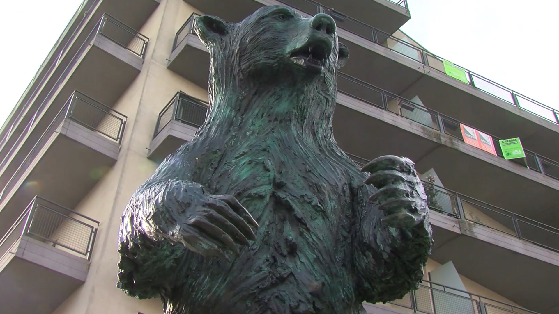 La Ville de Mouscron décide de retirer les empreintes d'ours des rues pour des raisons de sécurité