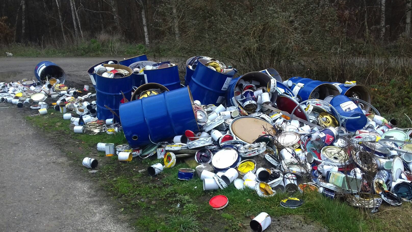 Dépôt sauvage de nombreux pots de peinture à Gaurain-Ramecroix: la police mène l'enquête