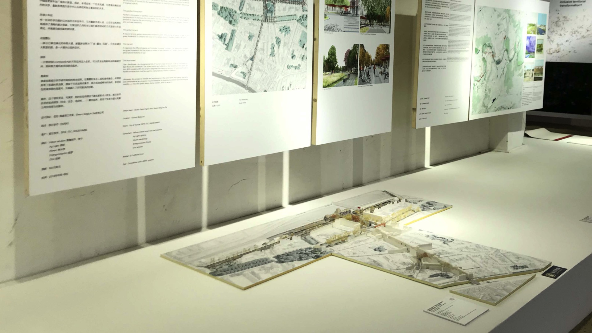 La maquette du projet de rénovation que quartier de la gare de Tournai et de la rue Royale exposée à la biennale d'architecture et d'urbanisme de Shenzhen