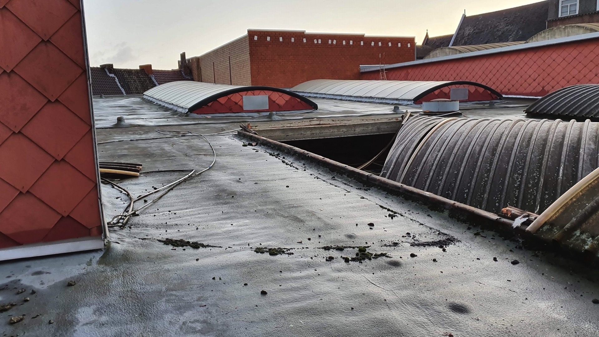 Une partie de la toiture de la piscine d'Ath arrachée par la tempête Ciara