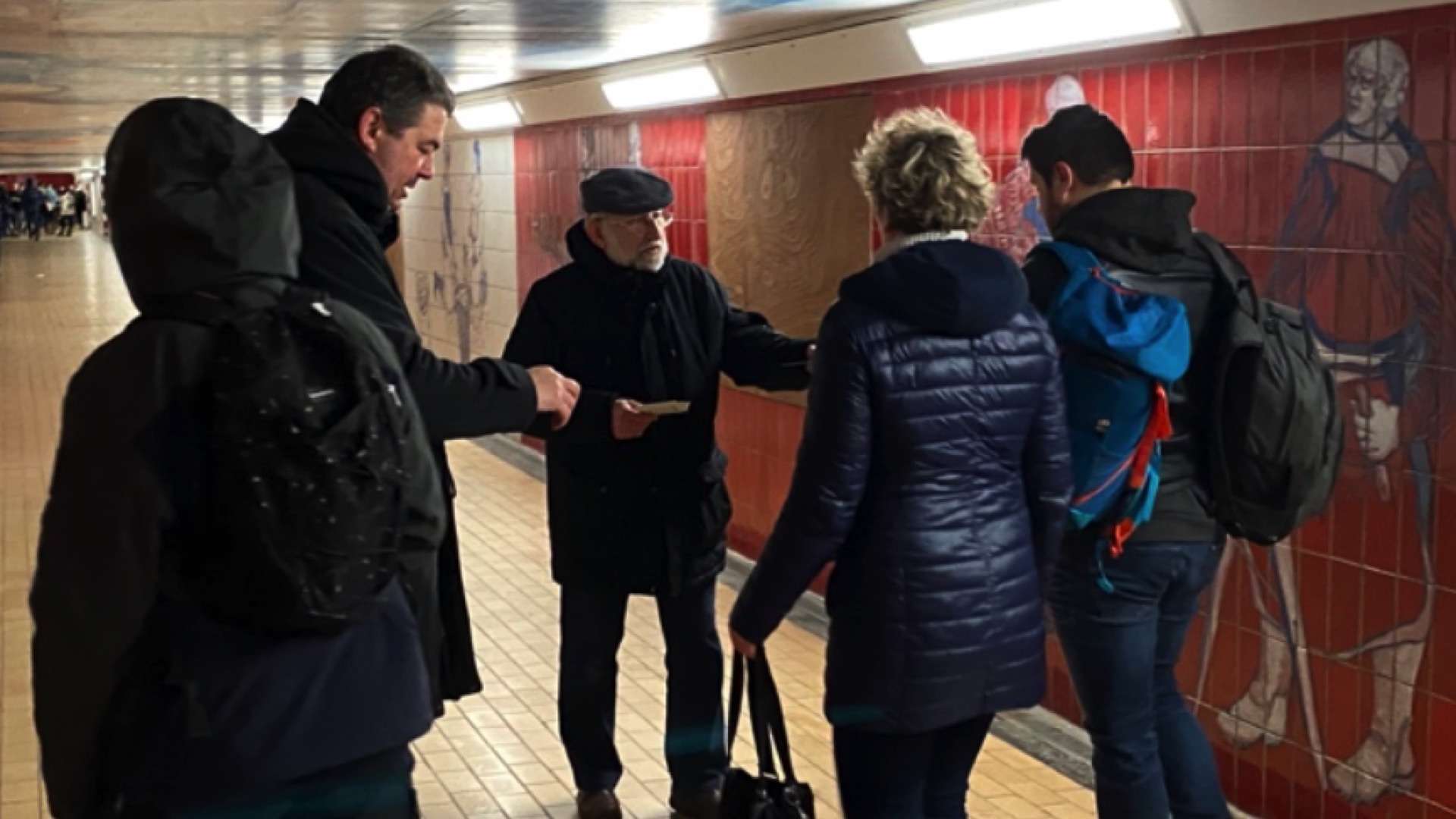 Saint-Valentrain à Tournai : un millier de chocolats distribués aux usagers du rail