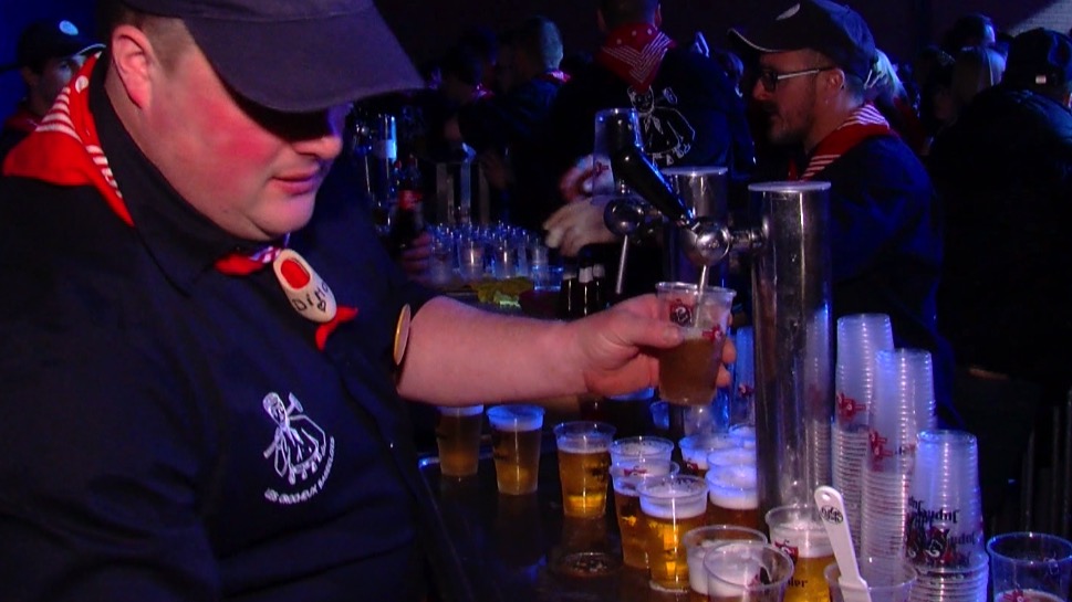 Beloeil : pourquoi les gobelets réutilisables n'ont-ils pas été utilisés lors du bal des soumonces du carnaval de Basècles ?