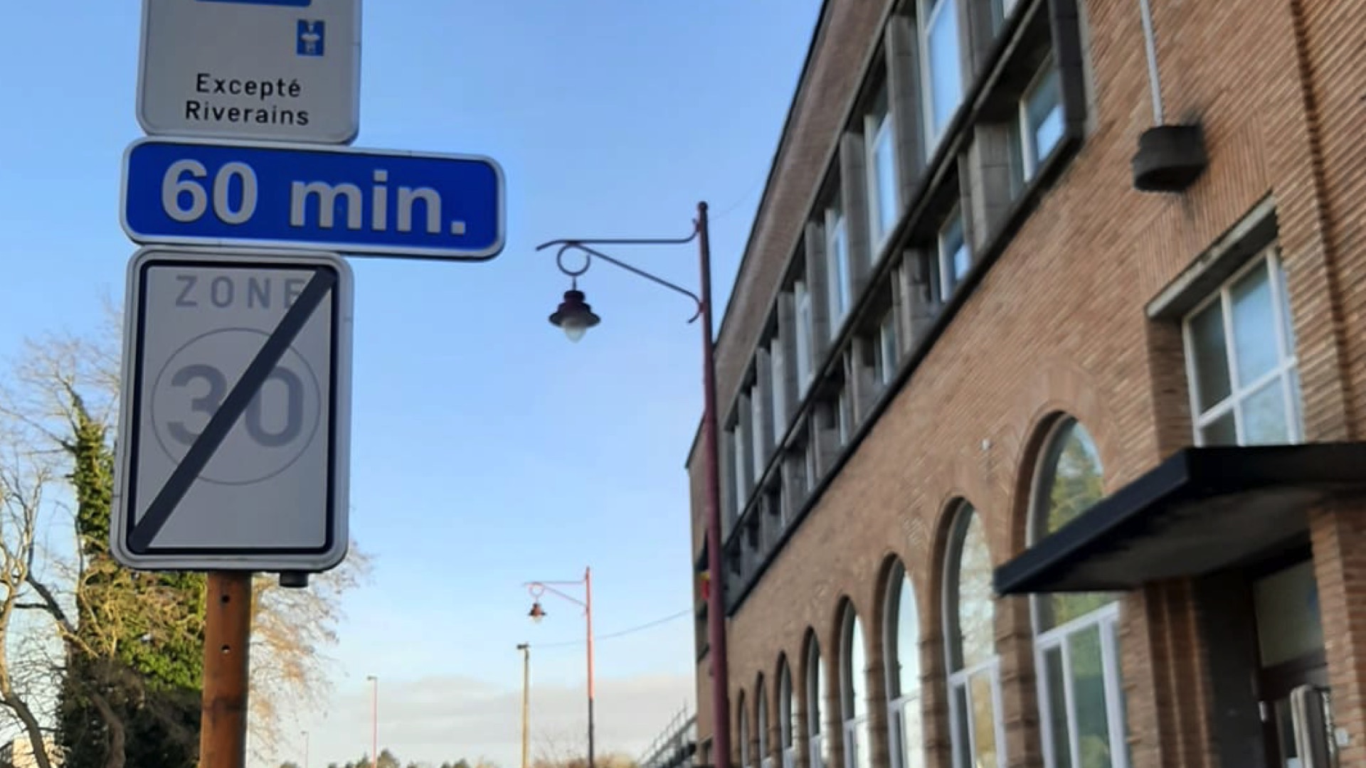 Leuze : les places réservées aux autorités communales supprimées