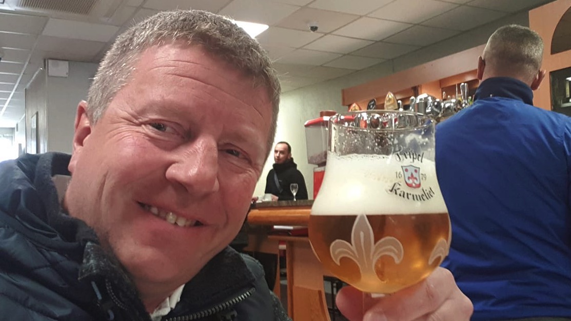 Coronavirus : un conseiller communal d'Antoing s'affiche sur Facebook avec une bière dans un café en France
