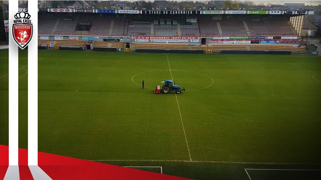 Football: petit coup de rafraîchissement pour la pelouse de l'Excel Mouscron