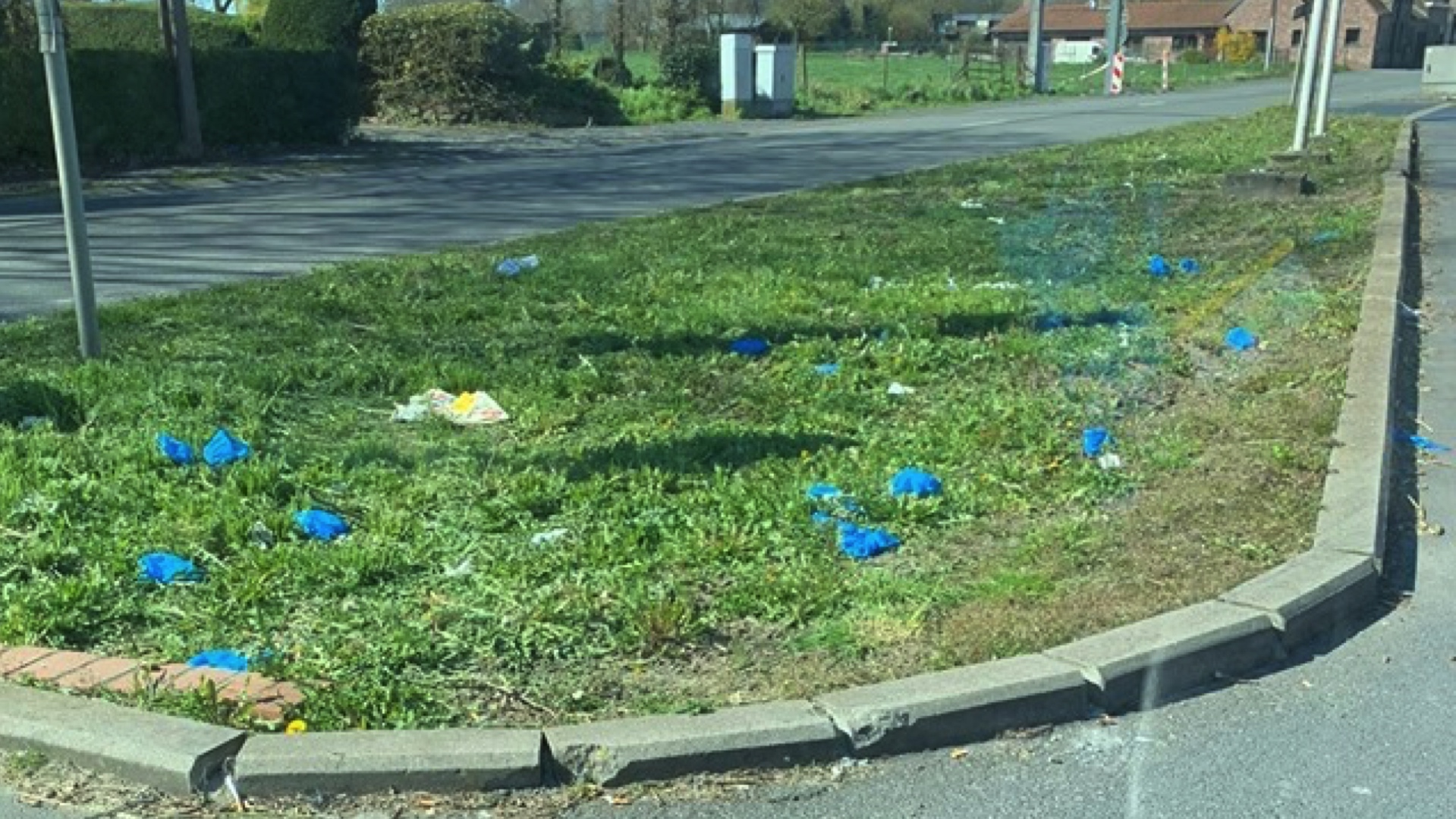 Quand des clients de l'Intermarché de Celles jettent leurs gants dans la nature après avoir fait leurs courses...