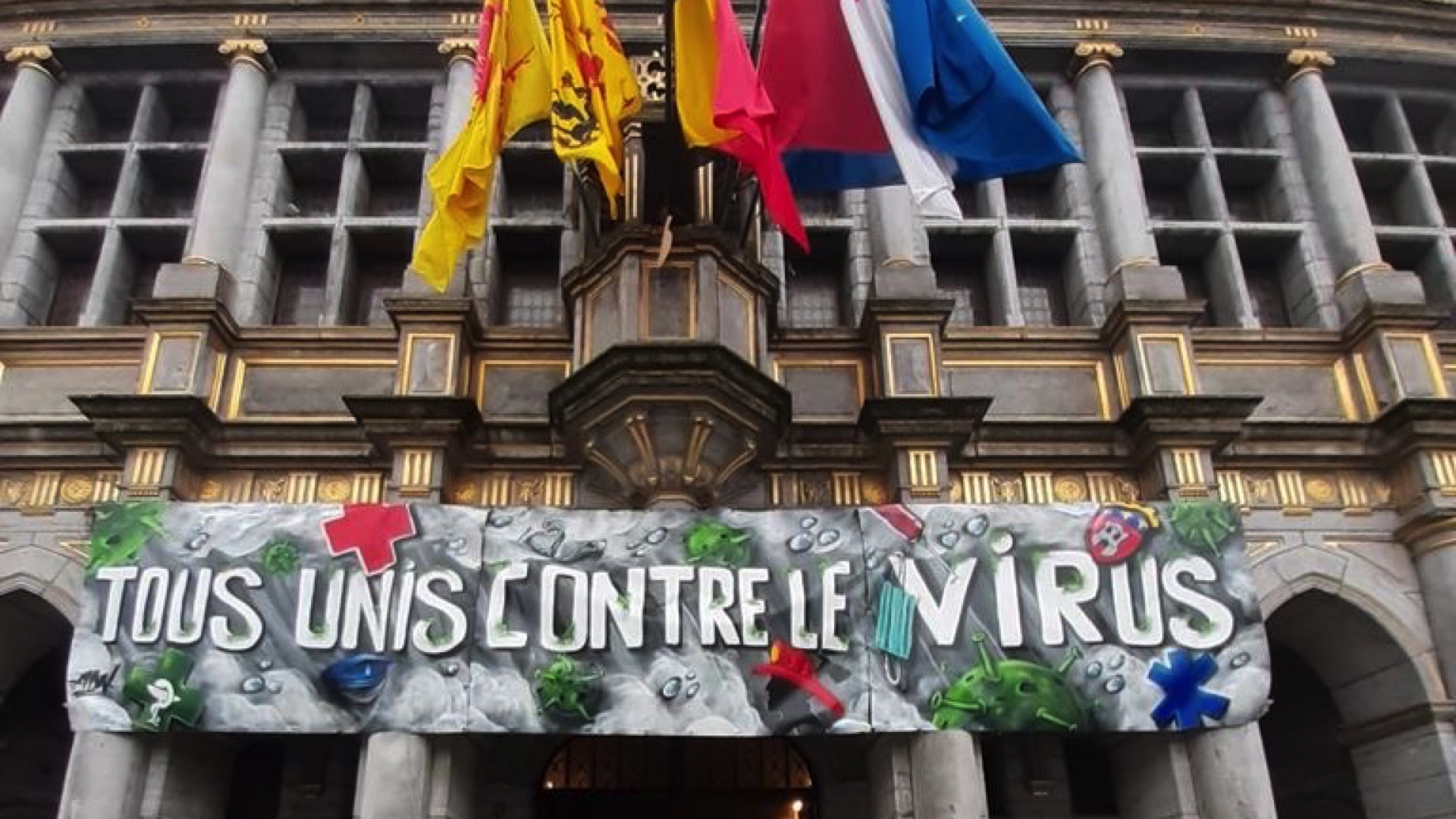Covid-19 : un message de solidarité fixé sur la façade de la Halle aux Draps de Tournai