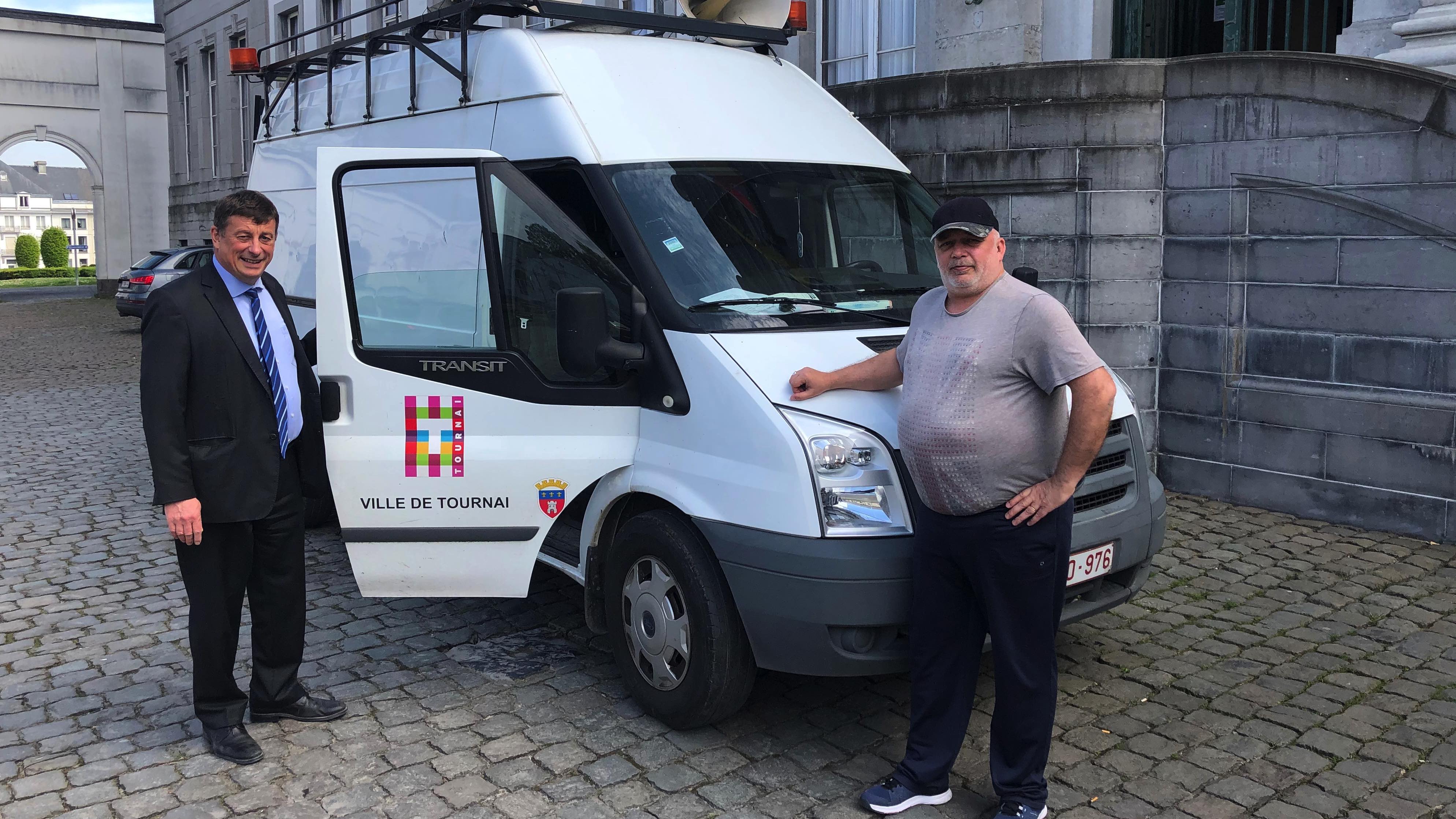 Tournai : une camionnette diffuse un message pour que les habitants respectent les règles de confinement