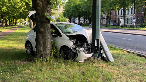 Une voiture termine sa course dans un poteau d'éclairage à l'avenue de Maire à Tournai