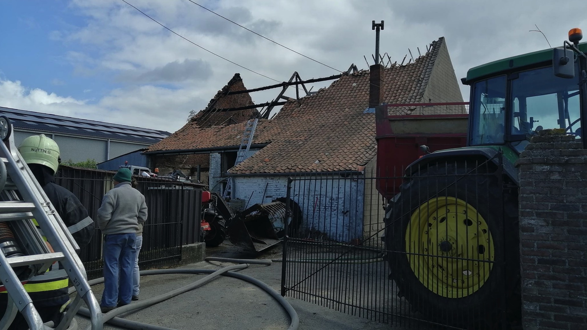 La toiture d'une grange détruite suite à un feu de paille