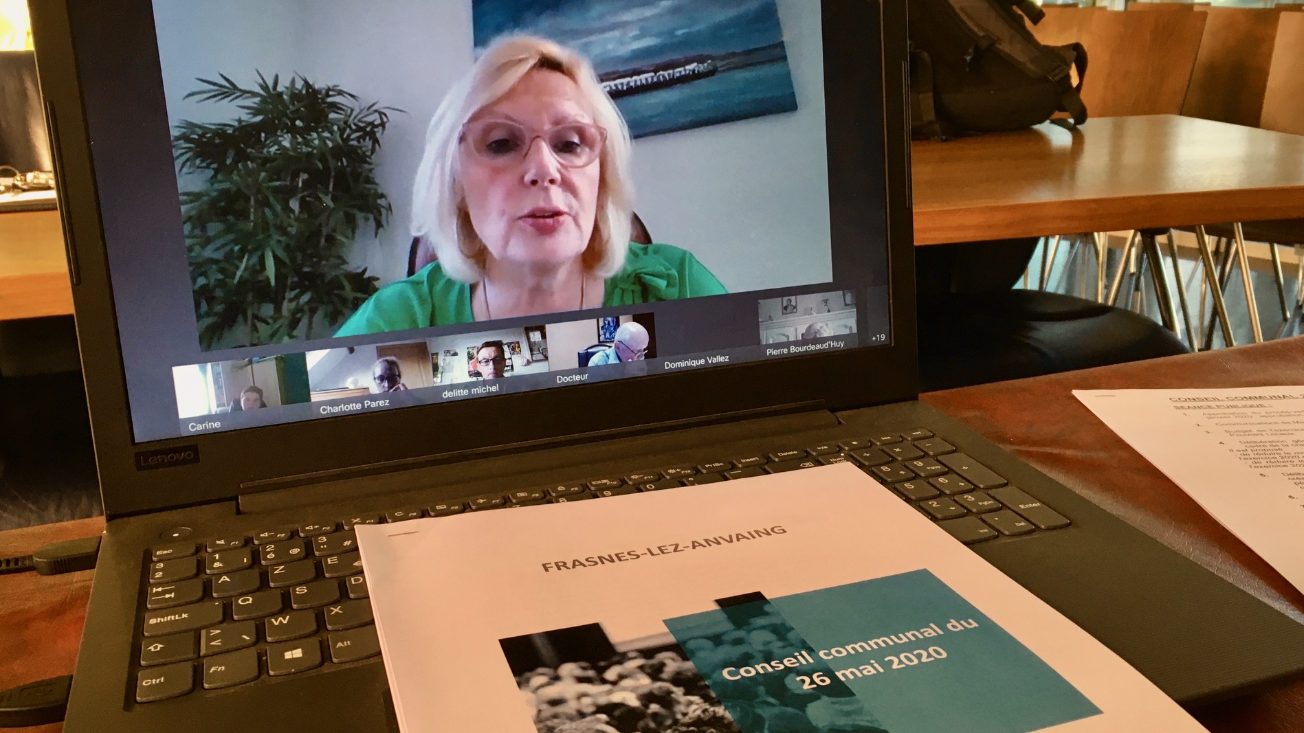 Frasnes : le conseil communal levé après 5h45 de vidéoconférence