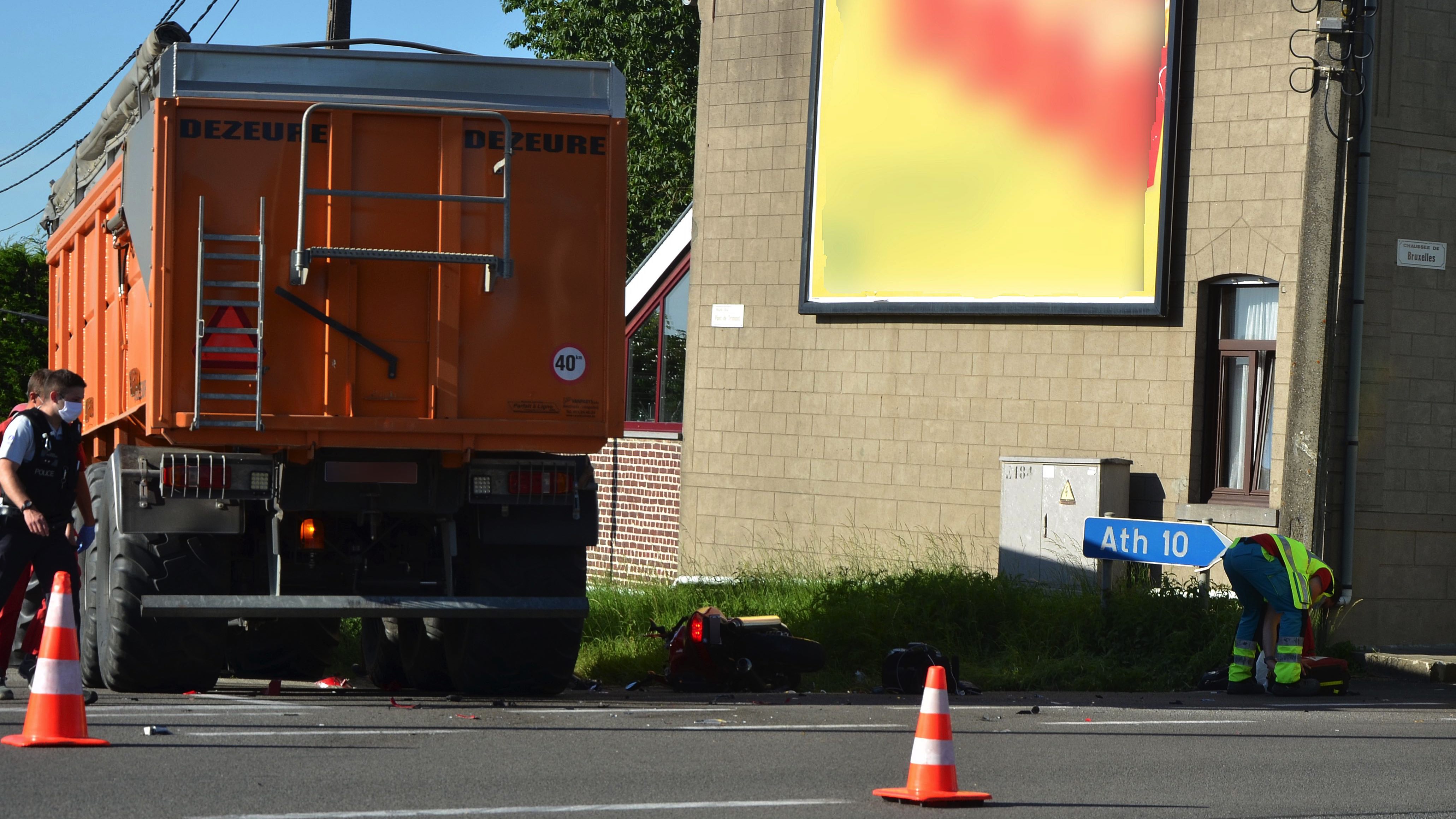 Leuze : un motard perd la vie sur la chaussée de Bruxelles suite à une collision avec un tracteur