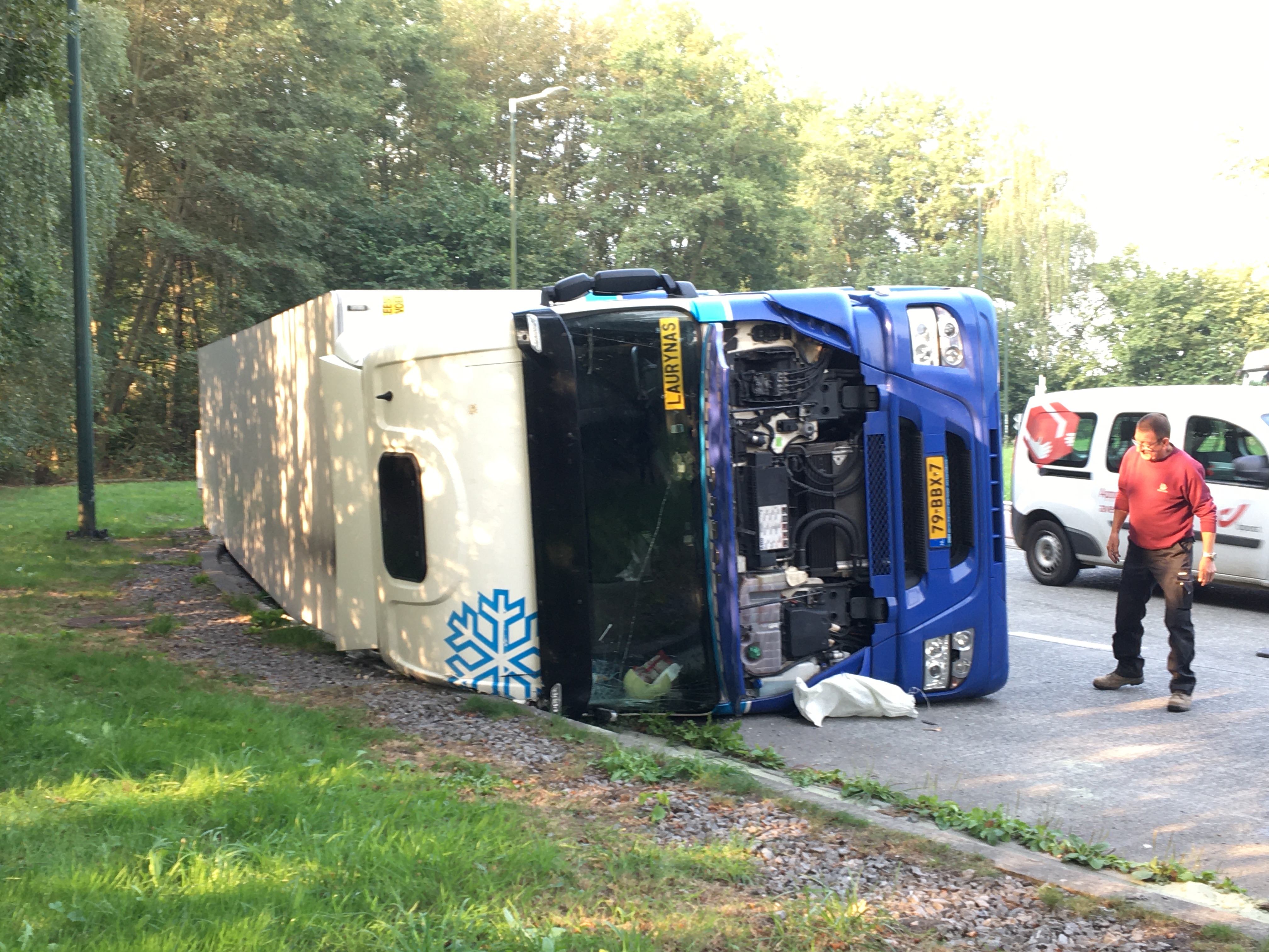 Un camion sur le flanc au rond-point de la montée d'autoroute à Ath