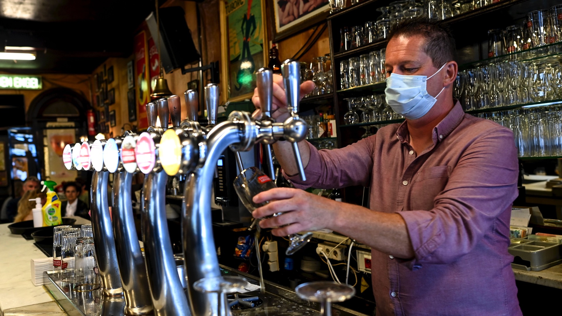 Covid-19 : 4 personnes maximum par table dans les cafés qui devront fermer à 23 heures à partir de ce vendredi