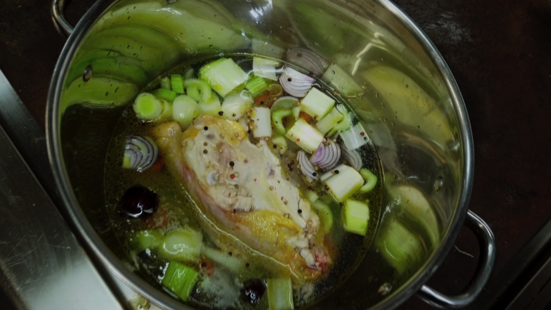 Délices & Tralala avec Tonton un bouillon maison avec une carcasse de poulet