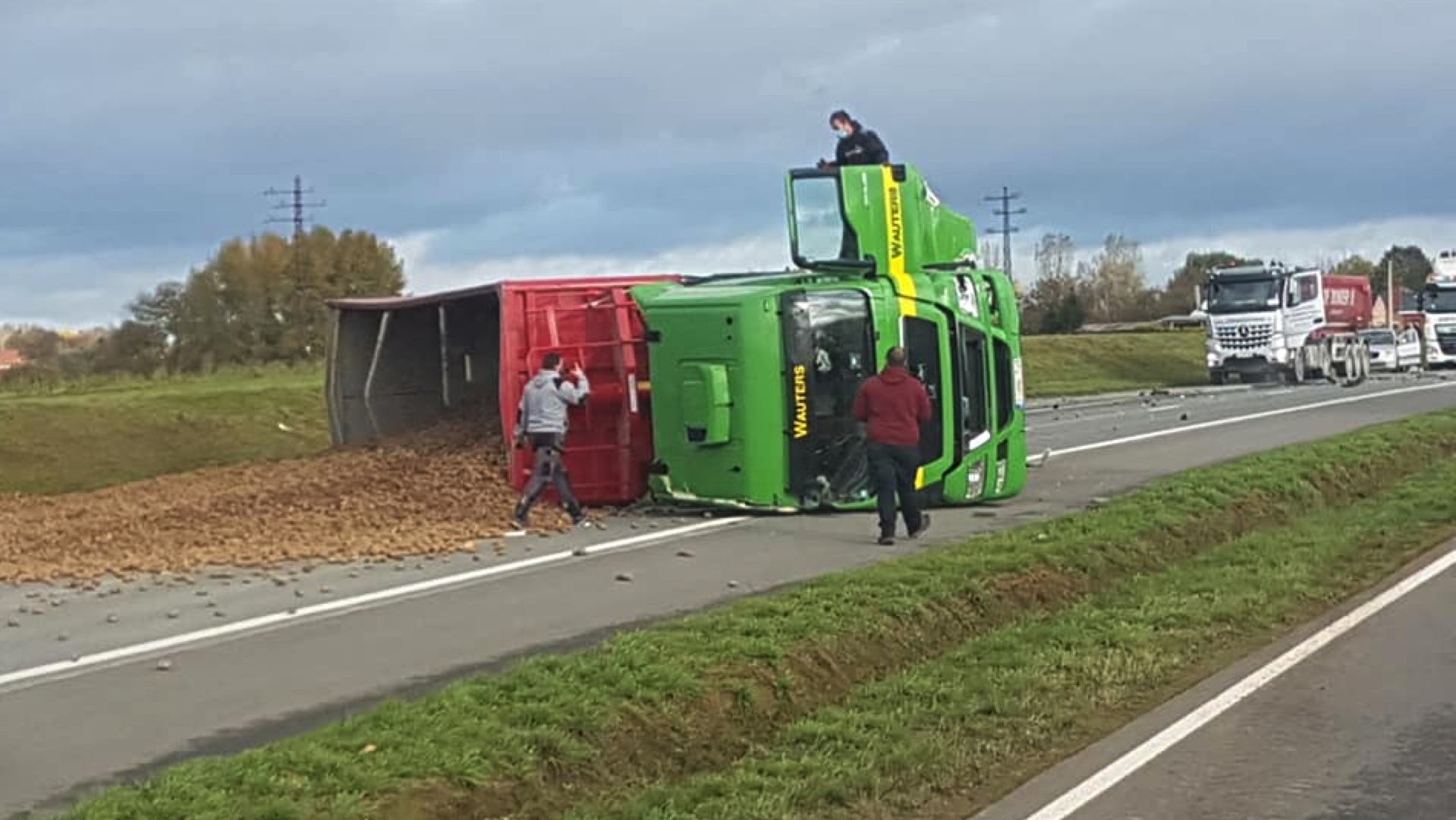 La N56 entre Ath et Lessines bloquée à la circulation suite à une collision entre une voiture et un camion