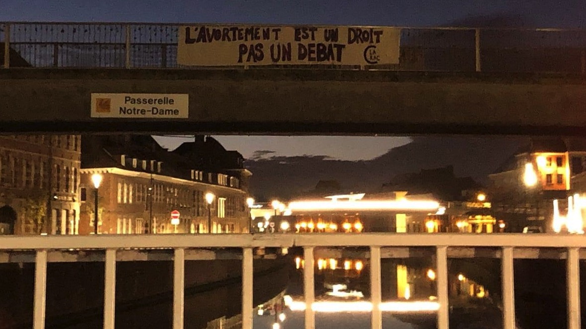 Tournai : des banderoles installées pour dénoncer «la prise d'otage du droit à l'IVG par les partis politiques»