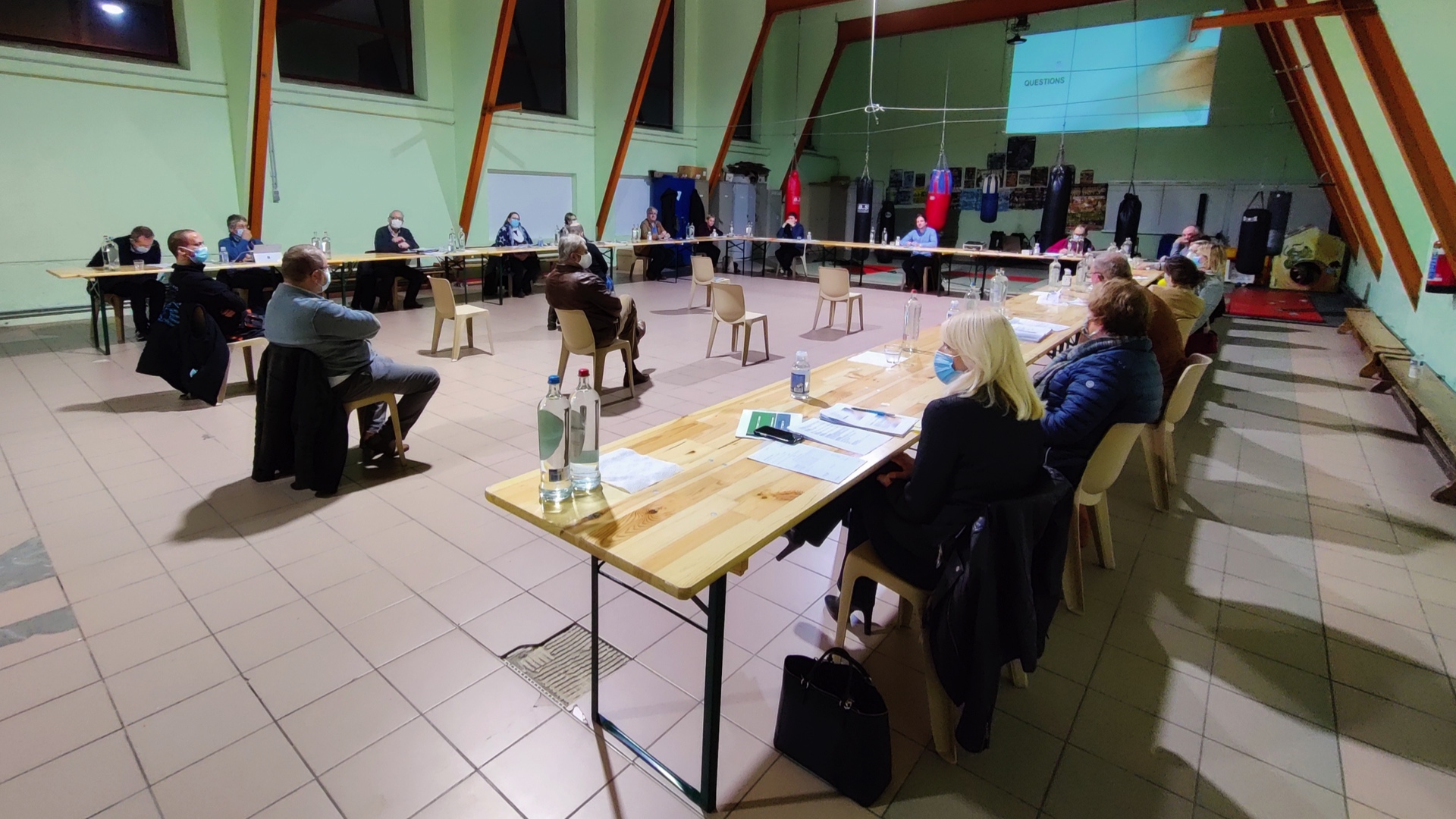 Pecq : un conseil communal inaudible qui nuit à la bonne compréhension des débats