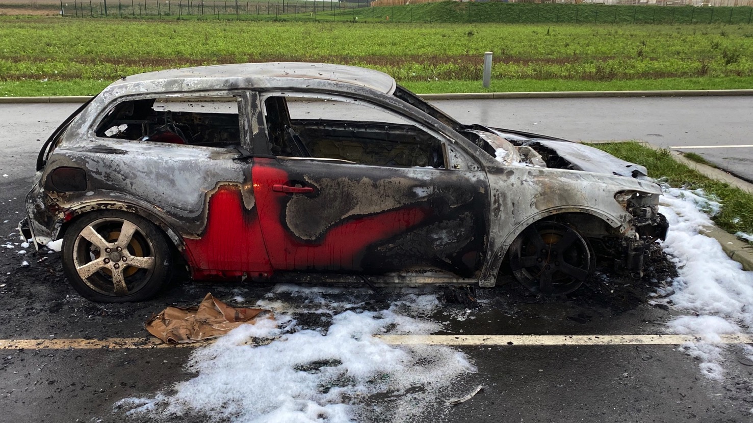 Incendie criminel sur le parking de covoiturage de Frasnes : deux voitures détruites
