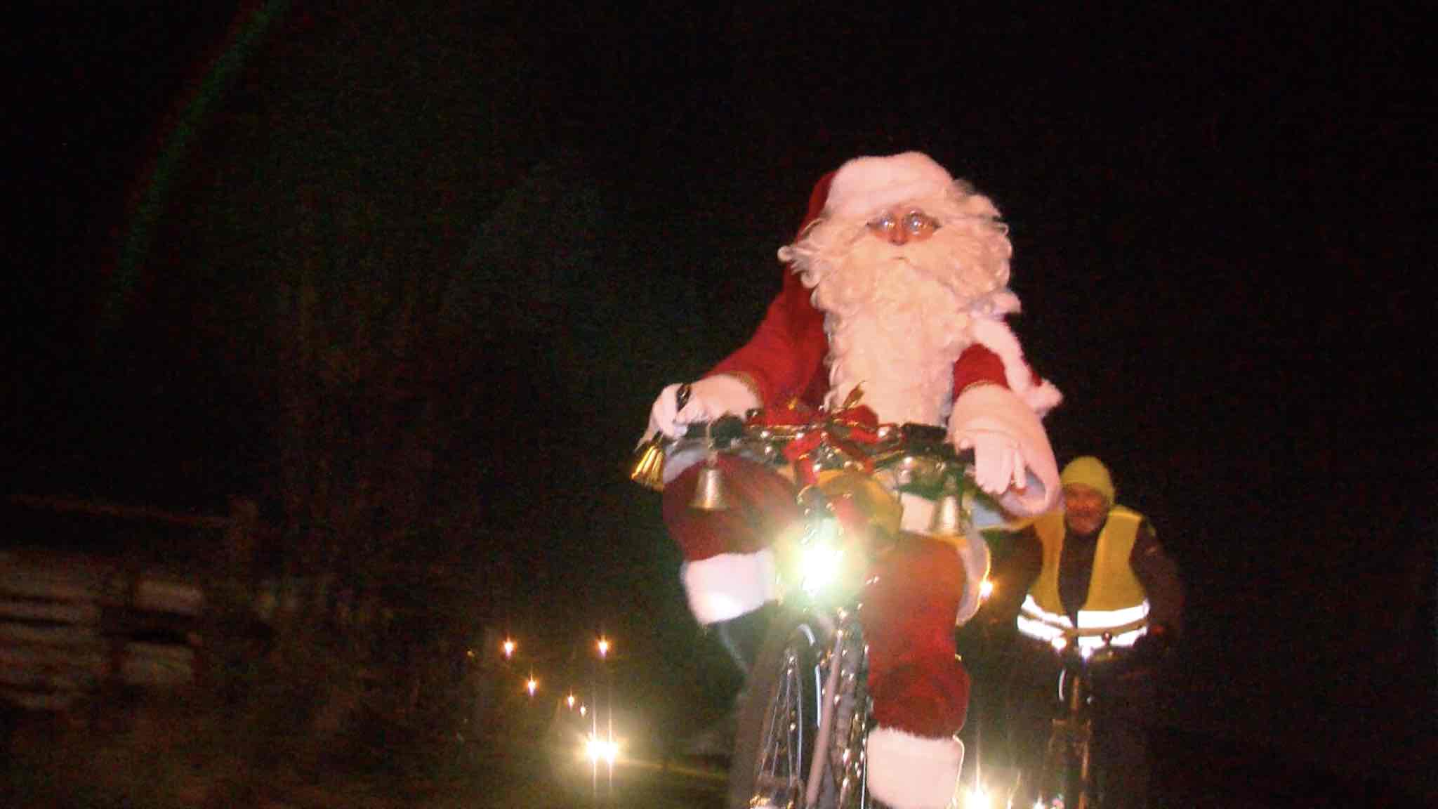 Silly : Père Noël sillonne les routes à vélo