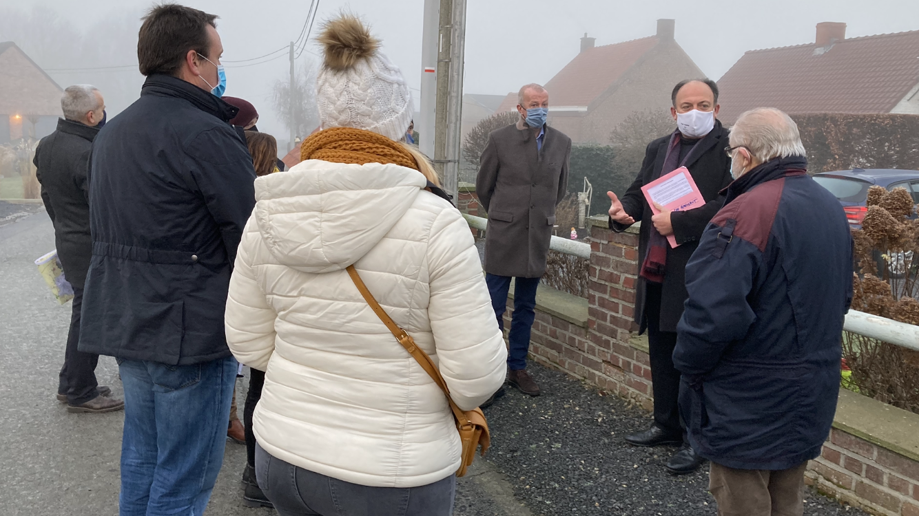 Willy Borsus en visite sur le potentiel tracé de la Boucle du Hainaut