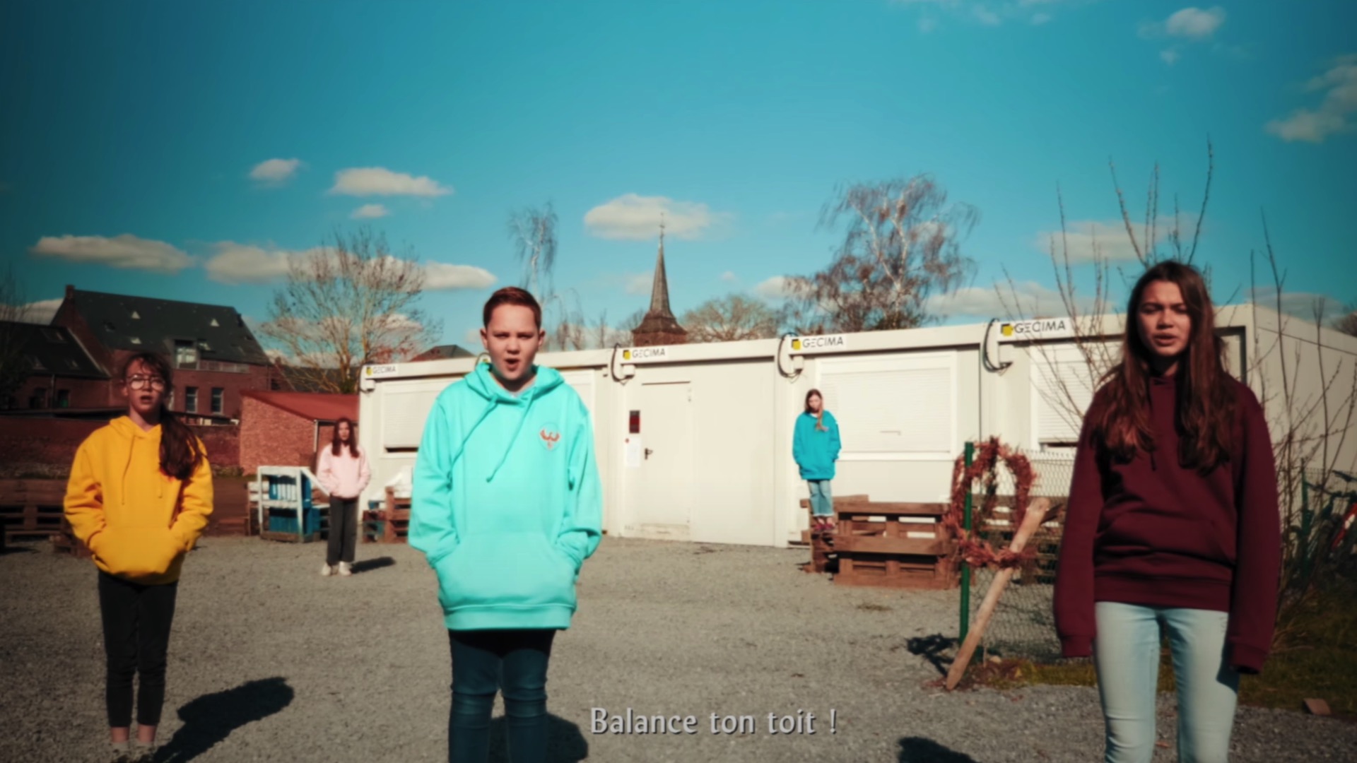 «Balance ton toit», les élèves de la maison des Phénix à Brugelette reprennent le tube d’Angèle pour la construction de leur école