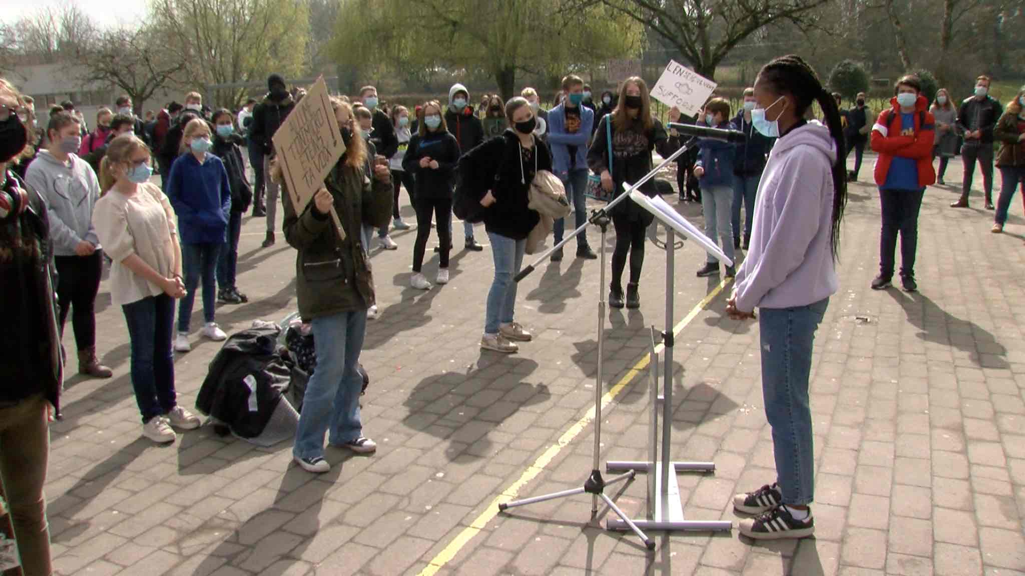Les élèves de l'Athénée Royal René Magritte de Lessines