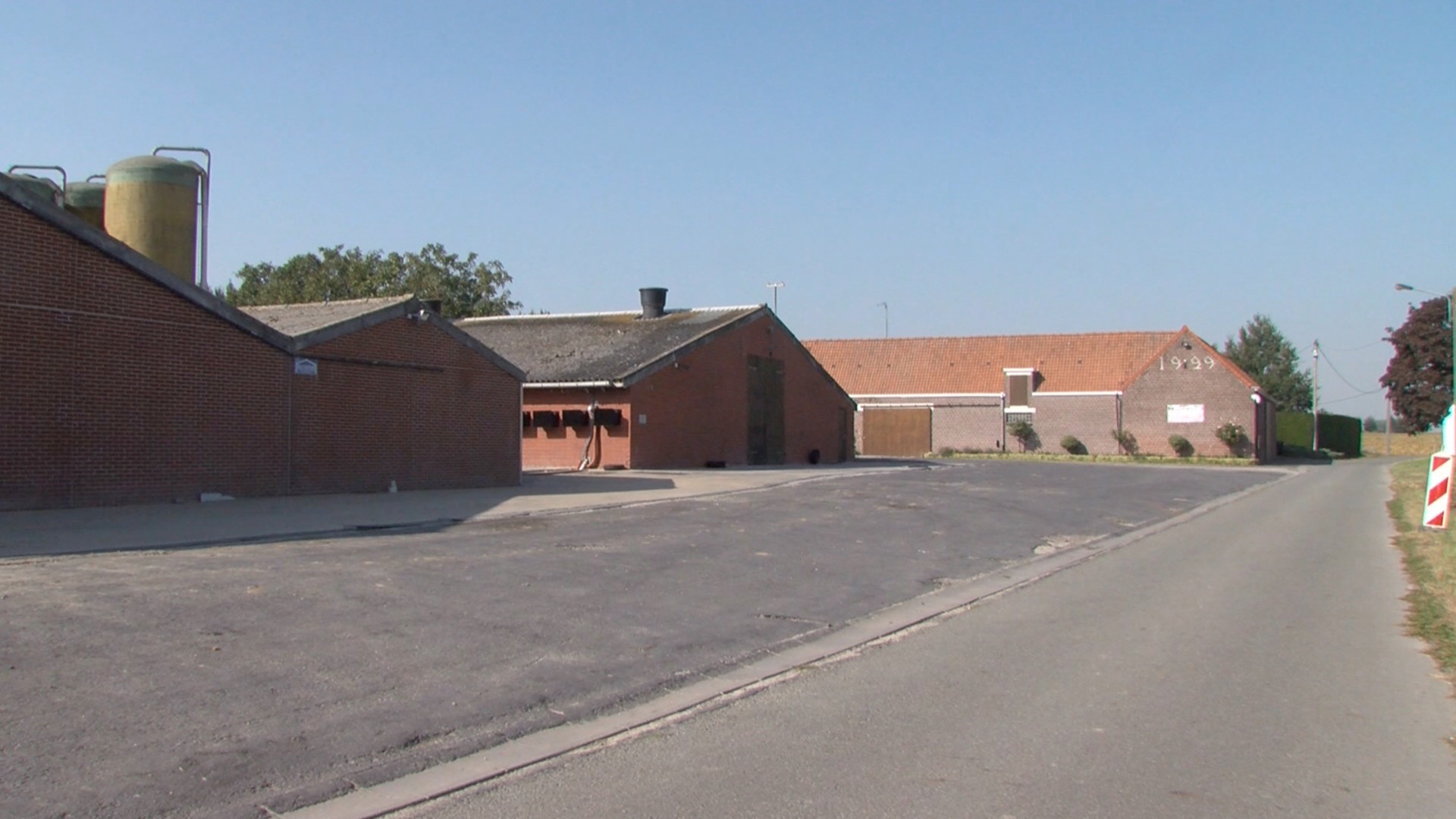 Dottignies : la ministre Céline Tellier précise sa position concernant l’extension d’un poulailler industriel