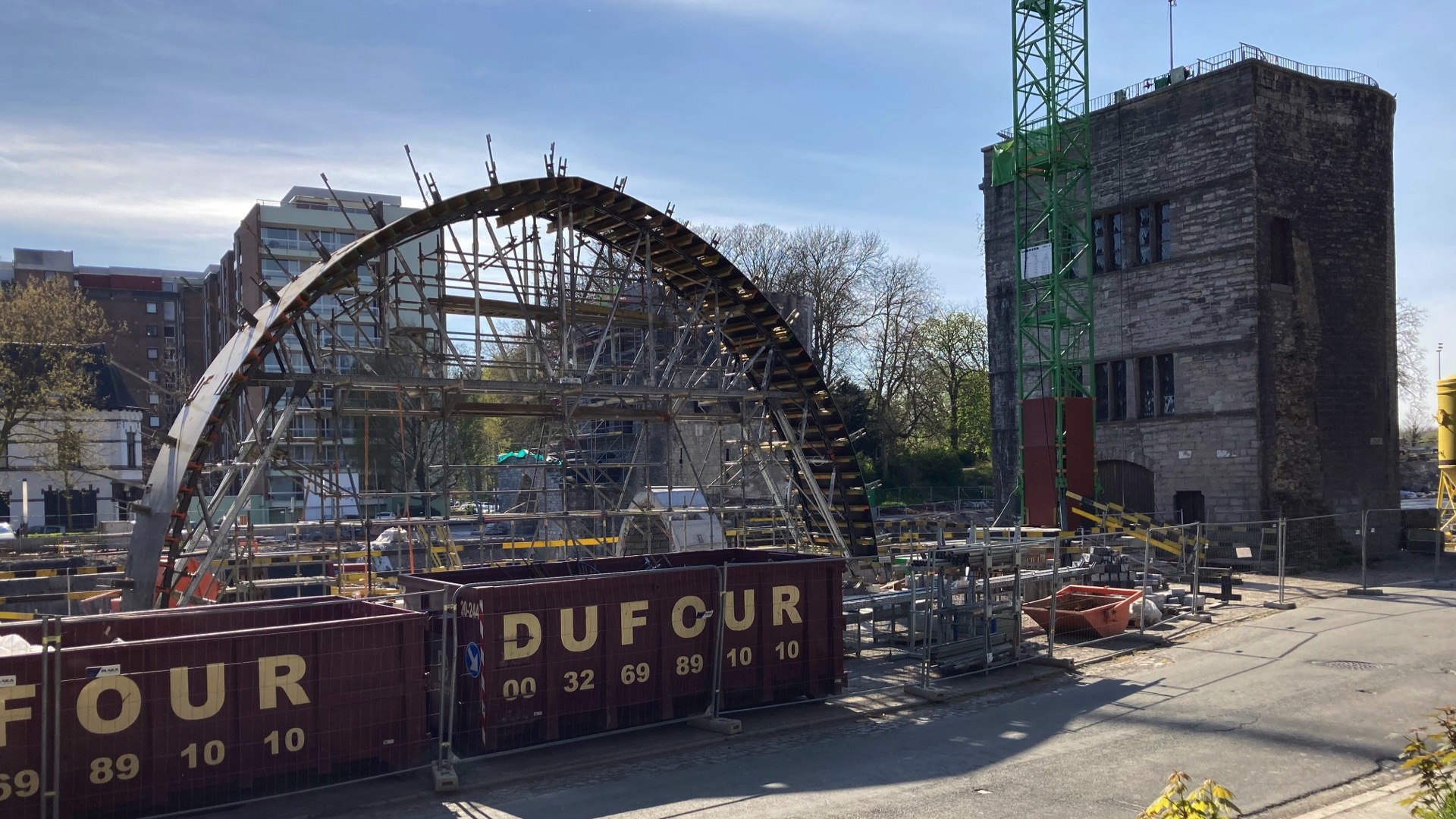 La structure métallique de la grande arche du futur pont des Trous est en cours de réalisation : elle sera installée dans les prochaines semaines