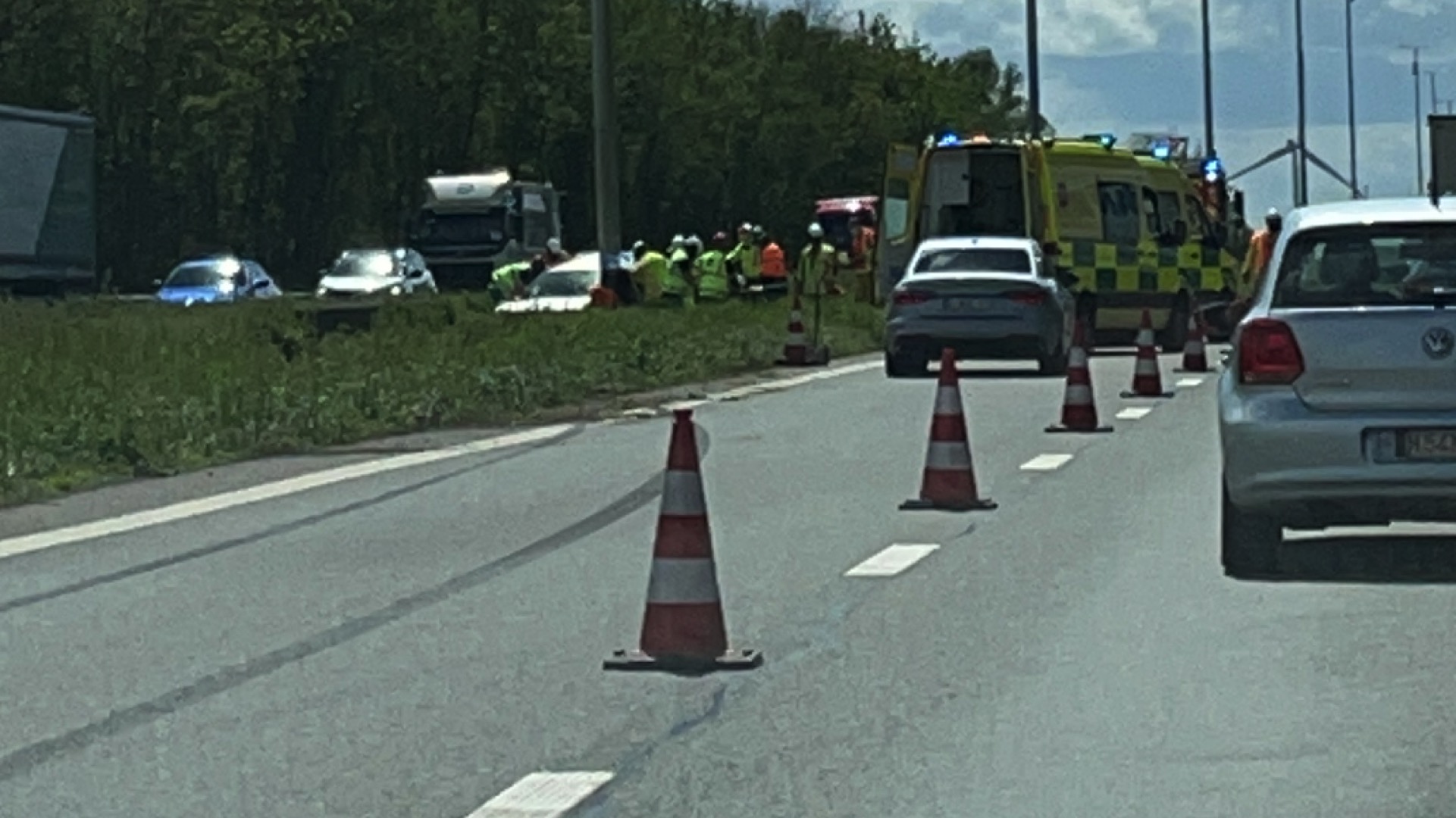 Mouscron : un véhicule percute la berme centrale sur l'autoroute E403