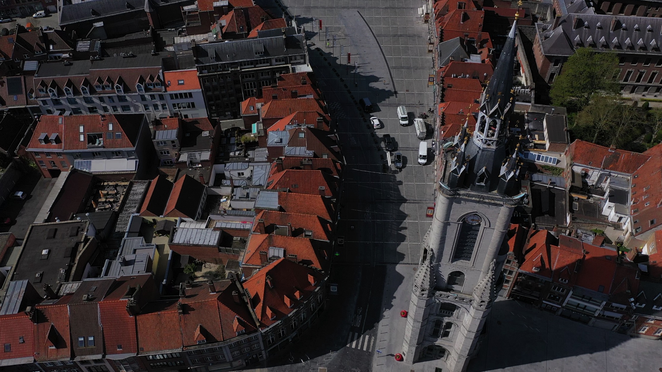 Grand-place de Tournai : la circulation et le stationnement interdits entre le Beffroi et la Halle aux Draps tous les dimanches cet été