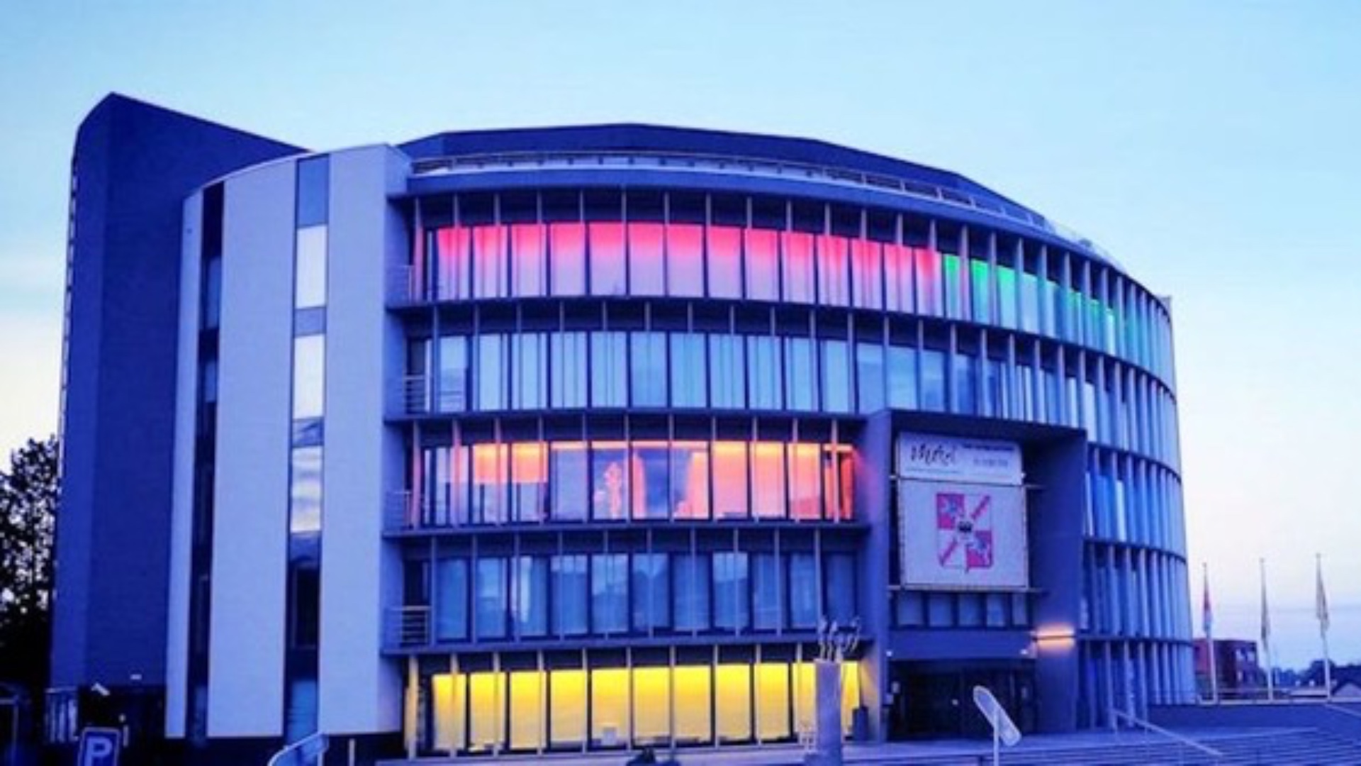 Le Centre Administratif de Mouscron se pare aux couleurs du drapeau arc-en-ciel pour la Journée mondiale contre l'homophobie