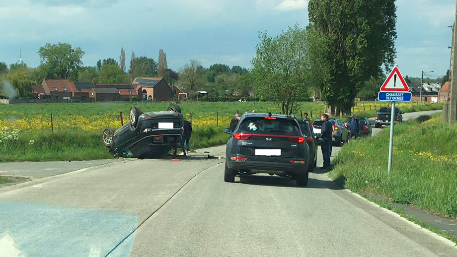 Aubechies : une voiture sur le toit suite à un accident à la rue d'Ellignies