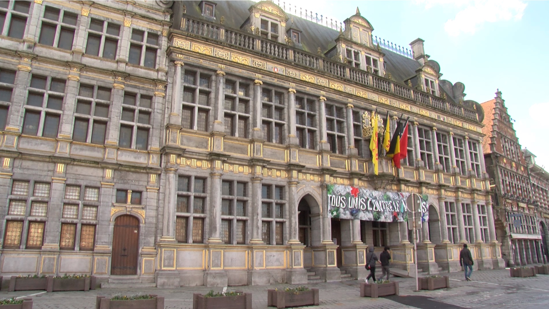 Tournai : les travaux préparatoires à la restauration de la Halle aux Draps sont arrêtés, mais pour très peu de temps