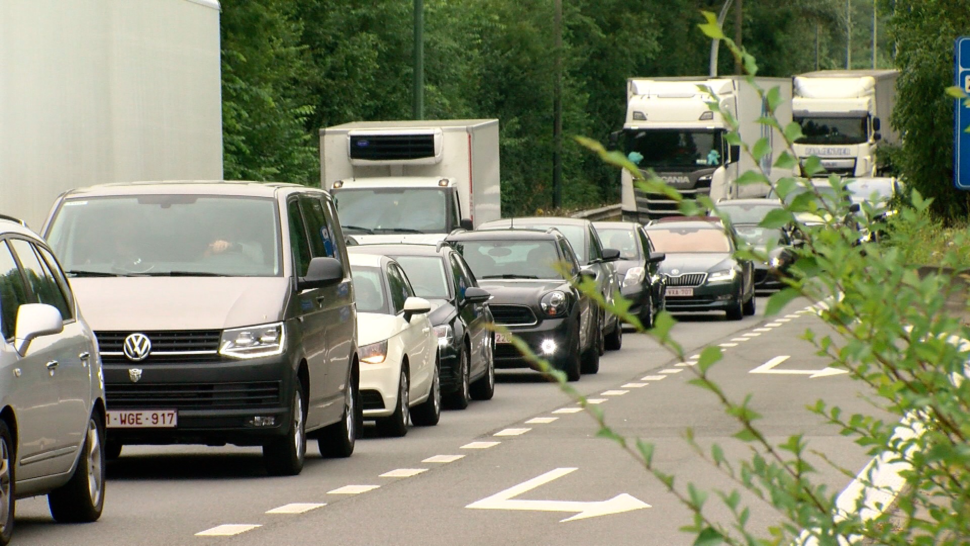 Violent accident sur l'A8 à l'entrée d'Enghien : 3 camions et 6 voitures sont impliqués
