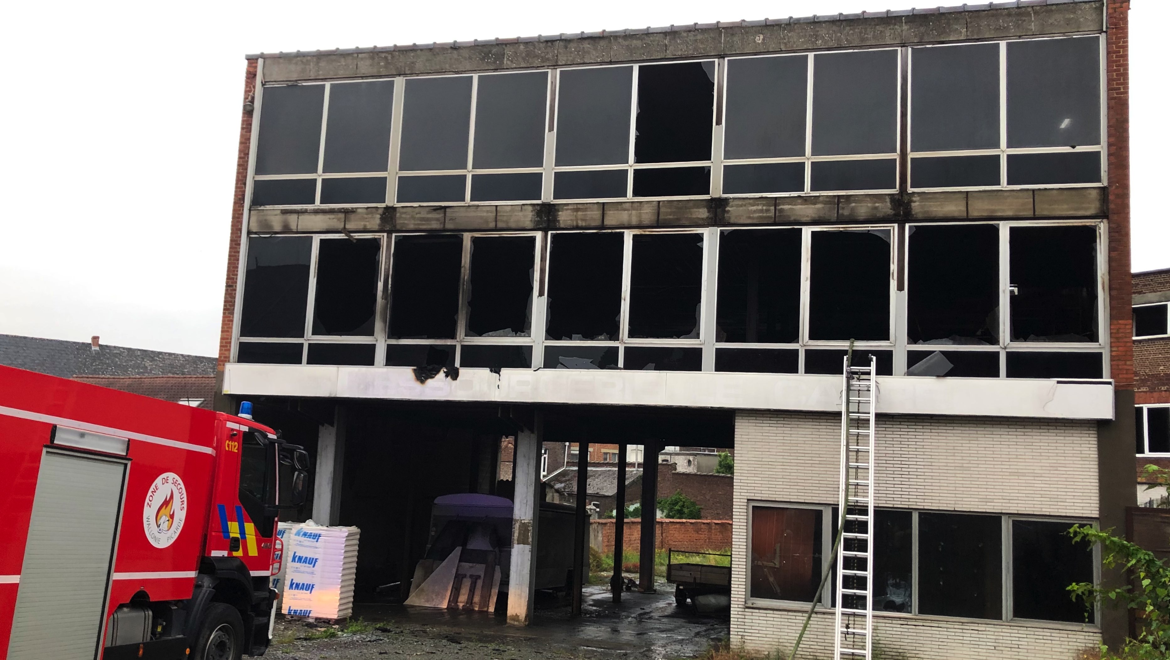 Un bâtiment abandonné a pris feu à Lessines : la piste criminelle est privilégiée