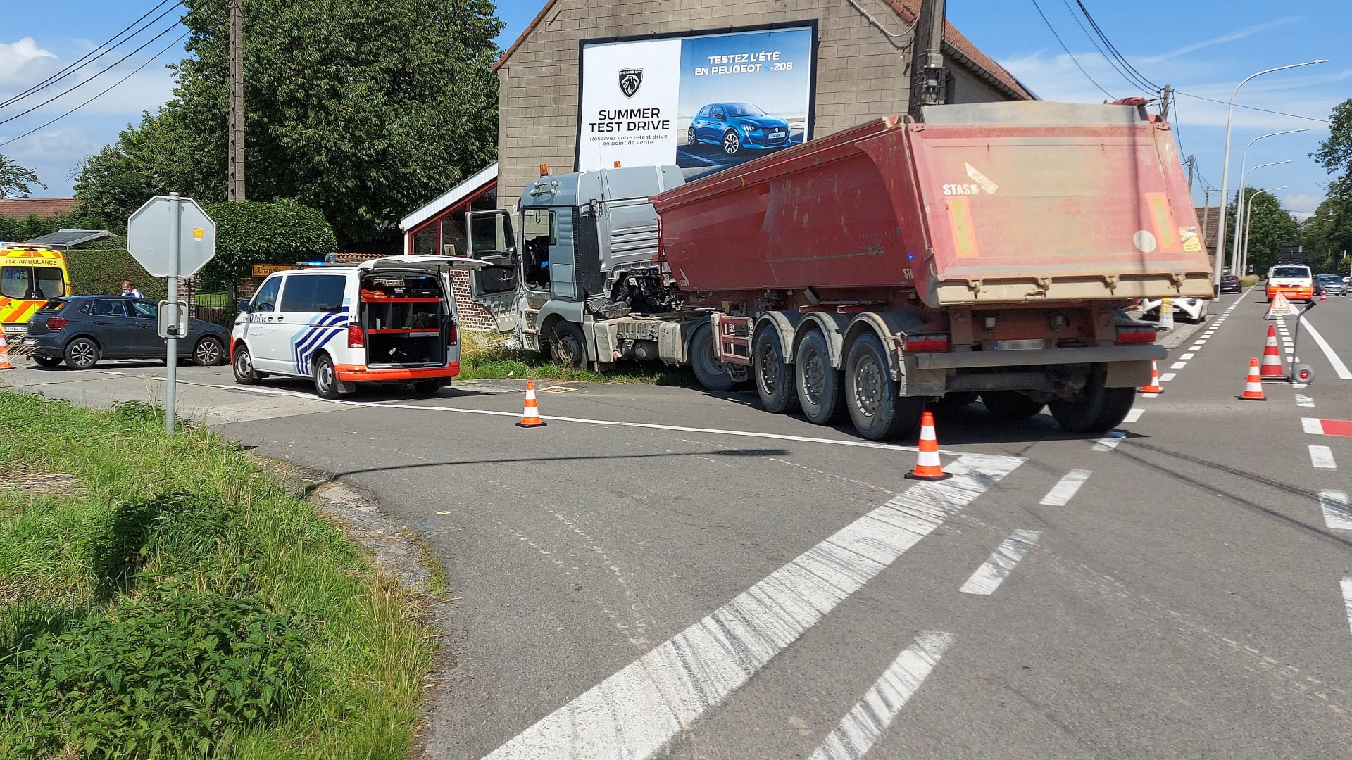 Collision entre une voiture et un camion au carrefour des «Quatre pavés» à Chapelle-à-Wattines